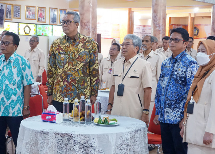 INDONESIA RAYA: Dari kiri, Asisten Pemerintahan Kesra Sutikno, Pj Walikota Agus Mulyadi, Rektor Guntoro, Pj Sekda Arif Kurniawan, dan Ketua Yayasan Untag Erna, menyanyikan lagu Indonesia Raya, saat silaturahim bersama Civitas Akademik Untag.