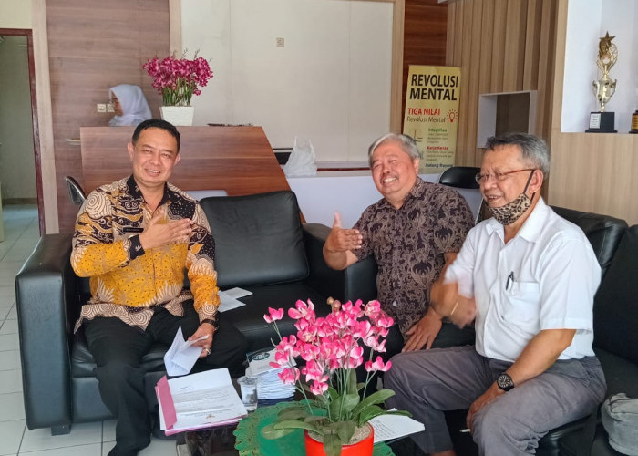 JALIN KOMUNIKASI. Ketua Tim Akselerasi Kabupaten Kuningan menuju Kabupaten Pendidikan, H Uhar Suharfaputra (kemeja putih) bersama anggota tim, H Harso berdialog dengan Camat Cipicung, Kabupaten Kuningan.