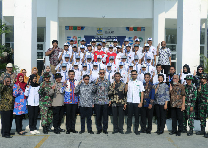 SINERGIS: Pj Walikota Agus Mulyadi didampingi Kepala Bakesbangpol Buntoro Tirto, foto bersama segenap pelatih, perwakilan orangtua, dan 34 Capaska Kota Cirebon, usai pembukaan Diklatsar Capaska di Balaikota, Kamis (1/8).