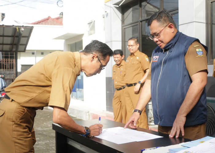 PAKTA INTEGRITAS: Kepala BPKPD Mastara, menyaksikan penandatanganan pakta integritas, yang dilakukan segenap jajaran di lingkungan BPKPD Kota Cirebon. 