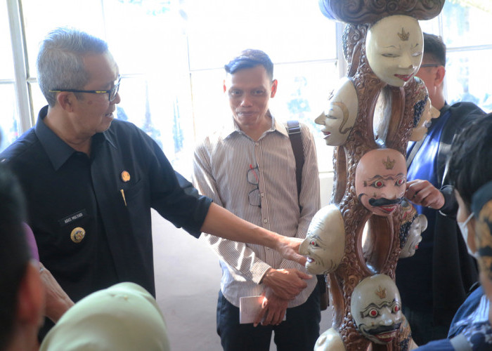  TOPENG CIREBON: Pj Walikota Agus Mulyadi melihat berbagai Topeng Cirebon. Museum Topeng Cirebon berada di areal Balaikota, menjadi tempat edukasi dan literasi.