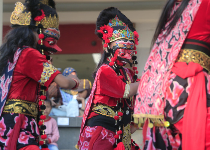 TERAMPIL: Menuju Indonesia Emas 2045, anggota Pramuka dibekali berbagai ketrampilan. Termasuk diantaranya, seni tari bentuk nyata pelestarian budaya Cirebon.