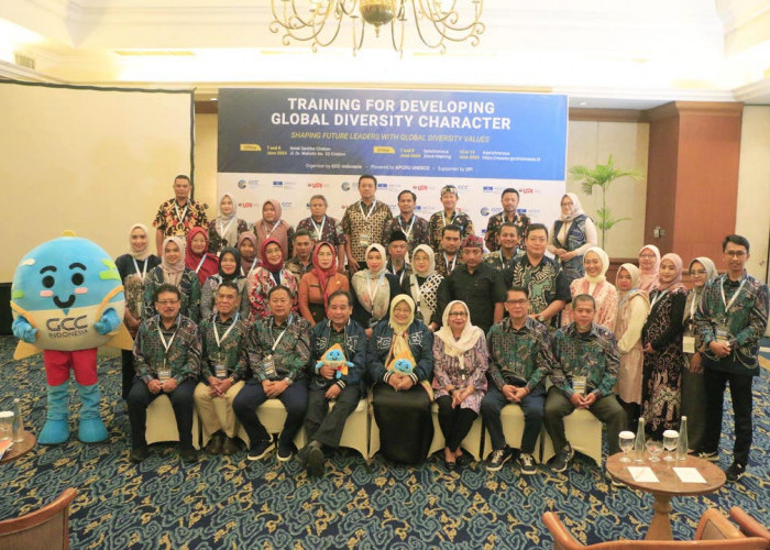 SINERGIS: Kepala Disdik Kadini, Rektor UPI Solehuddin dan Direktur GCC-Indonesia Dasim Budimansyah, foto bersama para kepala sekolah sebagai peserta pelatihan.