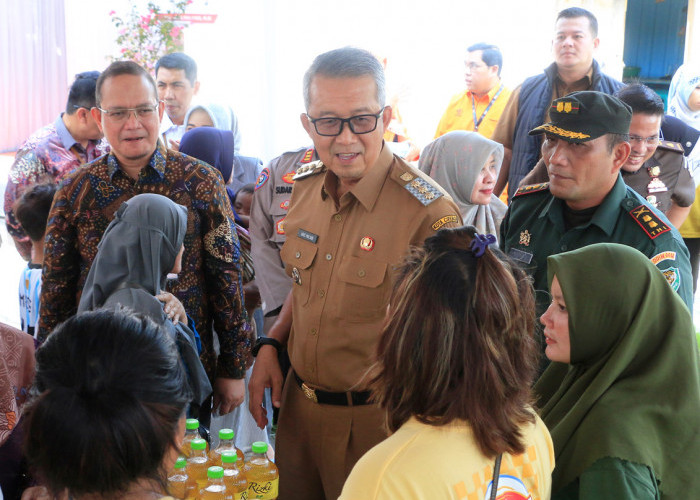 DEKAT: Pj Walikota Agus Mulyadi berbincang dengan masyarakat yang antusias mengikuti Gerakan Pangan Murah. Karena itu, GPM akan digelar setiap bulan di lima kecamatan.