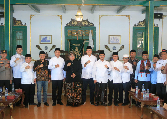 : SINERGIS: Pj Walikota Agus Mulyadi dan Forkopimda, foto bersama Sultan Kacirebonan Abdul Gani Natadiningrat. Kesultanan Kacirebonan menjadi tempat penyelenggaraan MTQ. 