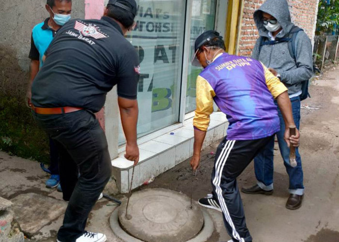 MENYELURUH: Pegawai DPUTR melakukan pengecekan dan perbaikan, jaringan air limbah di RW 02 Kelurahan Kesenden. Hal yang sama, dilakukan pada titik lain seluruh Kota Cirebon. 
