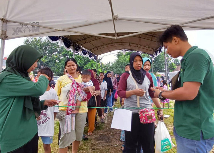 TERTIB: Warga Kecamatan Harjamukti mengantri dengan tertib, saat akan membeli beras berkualitas dengan harga murah, dalam GPM di Lapangan Kalitanjung Harjamukti.