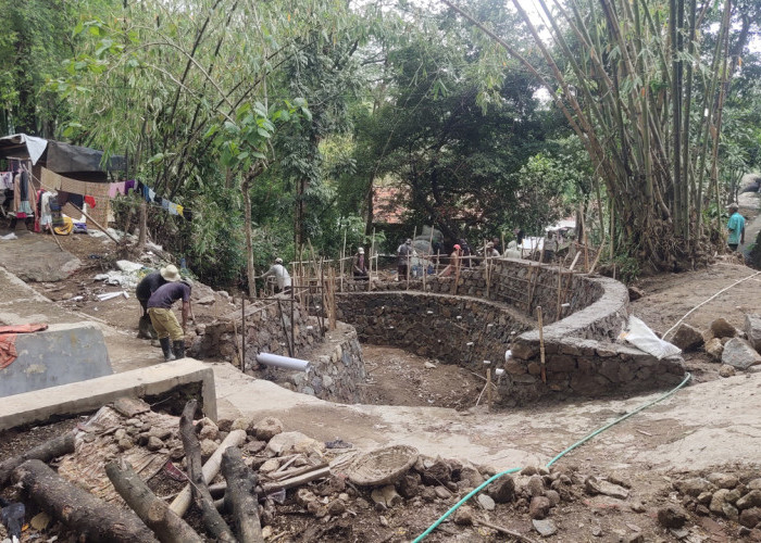 SENDERAN: Bidang SDA DPUTR membangun senderan baru. Juga, memperbaiki senderan sungai, tanggul, dan dinding penahan tanah. Langkah nyata ini, bagian dari upaya mencegah banjir dan tanah longsor.