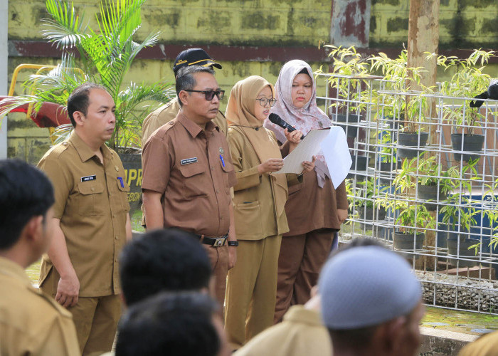 SEJARAH: Pegawai DPUTR membacakan sejarah perjuangan Pahlawan Sapta Taruna. Tujuh pemuda, rela berkorban demi mempertahankan kemerdekaan Indonesia.