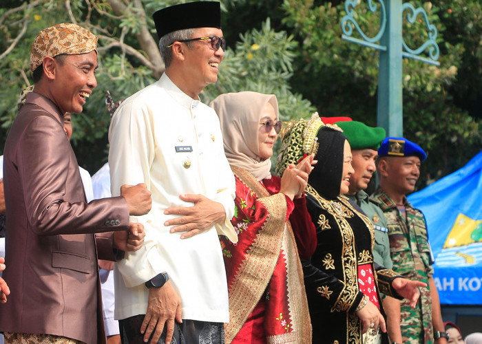 MERIAH: Pj Walikota Agus Mulyadi bersama Ketua DPRD Ruri Tri Lesmana, menyapa para peserta Pawai Kurikulum Merdeka, dalam rangkaian Hardiknas Tingkat Kota Cirebon. 