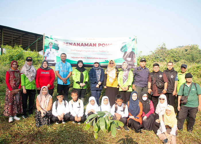 SINERGIS: Kepala DLH Yuni Darti foto bersama segenap elemen yang hadir dalam penanaman ratusan pohon di Ex TPA Grenjeng, akhir pekan kemarin. Kegiatan ini bagian dari rangkaian peringatan HLHS Tahun 2024 Tingkat Kota Cirebon.