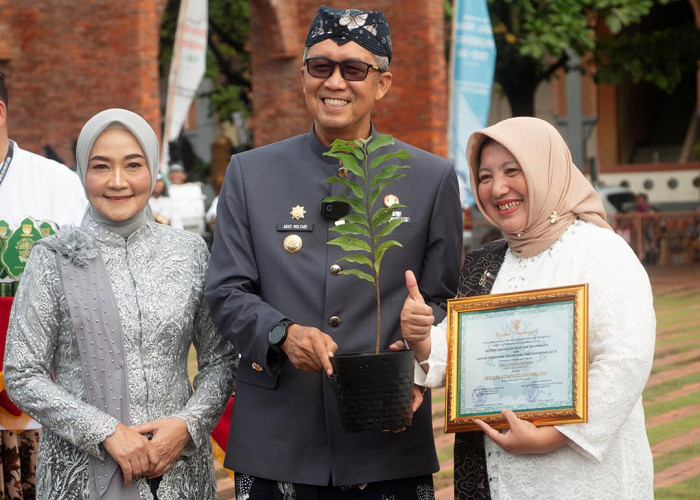 ADIWIYATA NASIONAL: Pj Walikota Agus Mulyadi didampingi Ketua PKK Madyawati, menyerahkan apresiasi kepada SMPN 7, yang berhasil menjadi Sekolah Adiwiyata Nasional. 