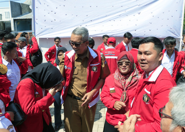 DEKAT: Para mahasiswa KKM Terpadu Untag, ramai ingin bersalaman dan foto bersama Pj Walikota Agus Mulyadi. Sosok yang ramah dan visioner dalam membangun Kota Cirebon.