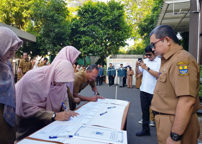 KOMITMEN: Kepala Bappelitbangda Agus Herdhyana, menyaksikan para pejabat eselon III (tiga) Bappelitbangda, menandatangani pakta integritas netralitas Pilkada Serentak 2024.