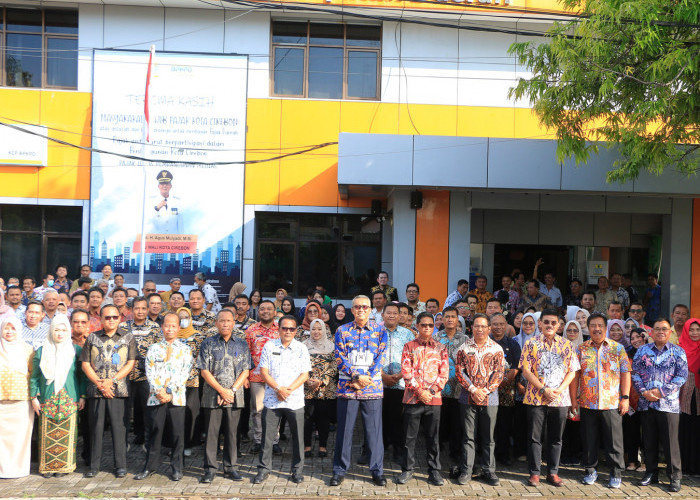 KOMPAK: Pj Walikota Agus Mulyadi didampingi Pj Sekda Arif Kurniawan, Kepala BPKPD Mastara, dan segenap Kepala SKPD, foto bersama pegawai BPKPD Kota Cirebon.