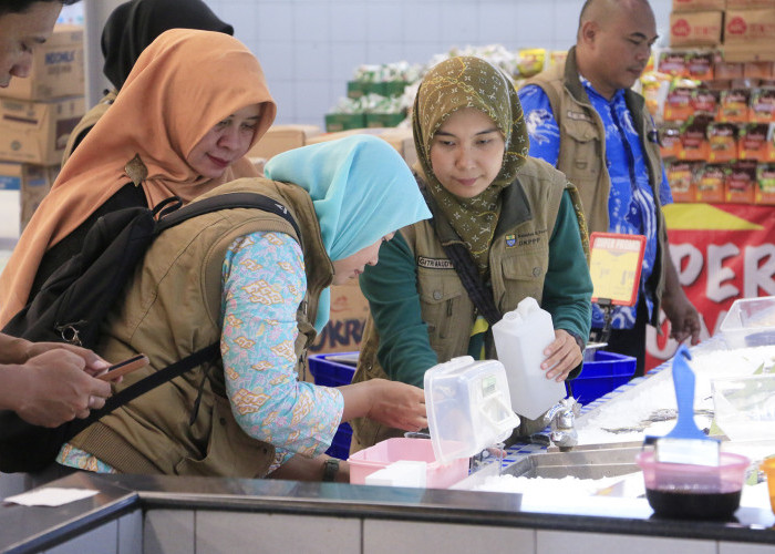 PASAR MODERN: Pegawai DKPPP menguji berbagai jenis ikan, ayam potong, buah, dan sayuran, di pasar modern. Kualitas teruji melalui serangkaian tes yang dilakukan.