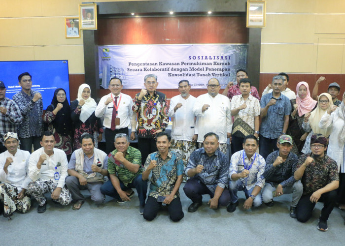 SINERGIS: Kepala DPRKP Wandi Sofyan dan jajaran, foto bersama peserta sosialisasi pengentasan kawasan permukiman kumuh secara kolaboratif, dengan model penerapan konsolidasi tanah vertikal, Kamis (7/11). 