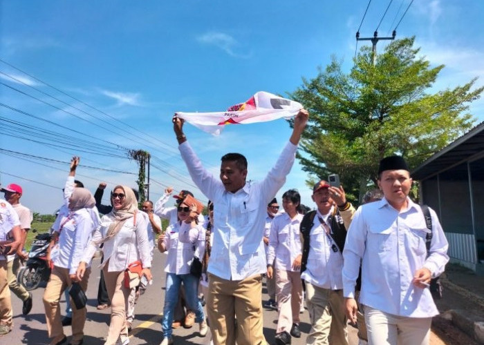 KOMPAK: Jajaran pengurus Partai Gerindra Indramayu foto bersama saat daftar di KPU Indramayu untuk memenangkan Pemilu 2024.