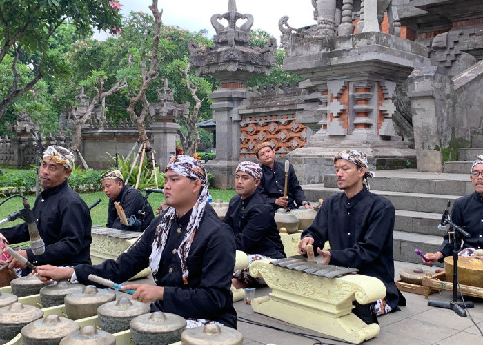 GAMELAN: Penabuh gamelan mengiringi pertunjukan seni budaya Cirebon, selama tampil dalam pentas Soul of Youth Ragam Budaya Nusantara di TMII Jakarta.