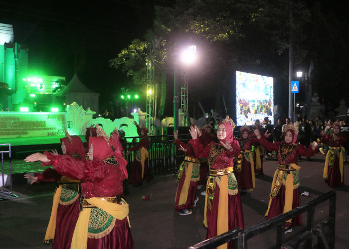 BERBUDAYA: Ketua PKK Kota Cirebon Madyawati dan pejabat perempuan, menampilkan seni tari tradisional Cirebon, di malam Puncak Hari Jadi Cirebon Ke-597, kemarin.