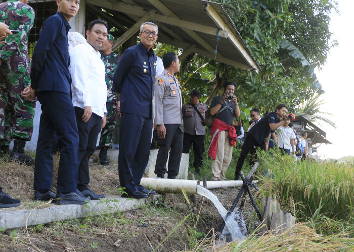 DERAS: Pj Walikota Agus Mulyadi meninjau saluran air untuk sawah. Dengan bantuan pompa air yang diberikan, menambah deras aliran air untuk sawah di Kota Cirebon.