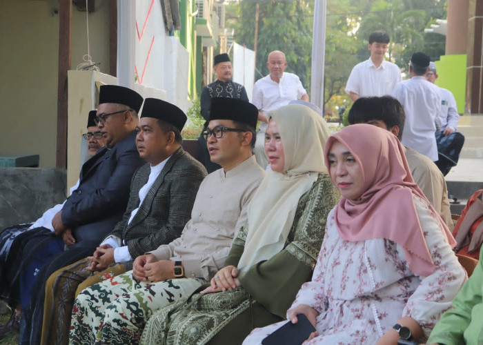 IDUL ADHA: Penjabat (Pj) Bupati Cirebon, Drs H Wahyu Mijaya SH MSi melaksanakan salat Idul Adha sekaligus menyerahkan hewan kurban di Masjid Agung Sumber Kabupaten Cirebon, Senin (17/6).