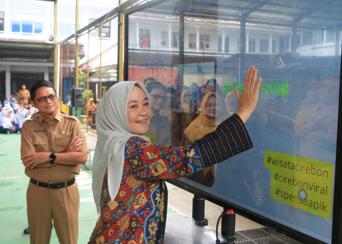 PELUNCURAN: Ketua PKK Kota Cirebon Madyawati, secara resmi meluncurkan Cirebon Viral. Kegiatan ini, wadah bagi pelajar dalam mengasah kreativitas dan inovasi.