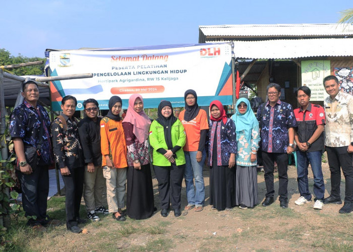 SINERGIS: Kepala DLH Yuni Darti dan jajaran, foto bersama komunitas dan elemen masyarakat, usai kegiatan pelatihan pengelolaan lingkungan hidup di RW 15 Permata Harjamukti Kelurahan Kalijaga, akhir pekan kemarin.