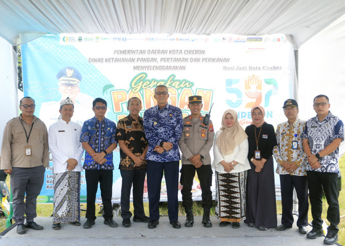 SINERGIS: Pj Walikota Agus Mulyadi, Pj Sekda Arif Kurniawan, Asisten Perekonomian Pembangunan Sumantho, Kepala DKPPP Elmi Masruroh, dan mitra, foto bersama dalam kegiatan GPM di Lapangan Kebon Pelok Kelurahan Kalijaga Kecamatan Harjamukti, Kamis 4 Juli.