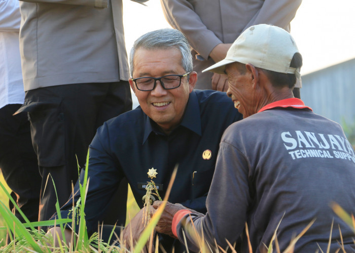 DEKAT: Pj Walikota Agus Mulyadi berbincang ceria dengan petani Kota Cirebon. Pemimpin harus selalu dekat dengan rakyat, dan bekerja untuk kesejahteraan masyarakat. 