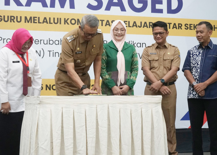 LAUNCHING: Pj Walikota Agus Mulyadi didampingi Ketua TP PKK Madyawati, Kepala Disdik Kadini, Asisten Administrasi Umum Arif Kurniawan, tekan tombol launching SAGED Strategi Peningkatan Kompetensi Guru melalui Komunitas Belajar Antar Sekolah.