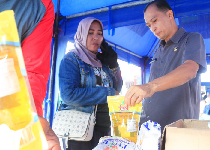 BERKUALITAS: Kabid Perdagangan DKUKMPP Fajar Farhani, cek kualitas produk yang dijual dalam Mall UKM Klemprakan. Barang berkualitas dengan harga murah.