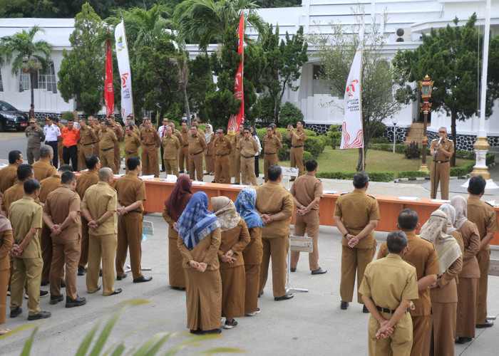 ARAHAN: Pj Walikota Agus Mulyadi memberikan arahan kepada segenap Kepala Perangkat Daerah Pemda Kota Cirebon, agar membentuk tim dan melakukan pengawasan melekat kepada setiap ASN. Hal ini, untuk memastikan netralitas ASN berjalan dengan baik.