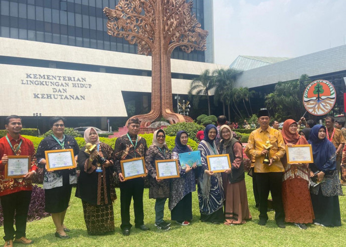 NASIONAL: Kepala SMP Santa Maria Kota Cirebon Christina Rukiyanyi bersama para Kepala Sekolah penerima Adiwiyata Nasional 2024 dari seluruh Indonesia.