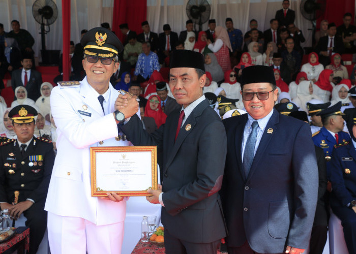 APRESIASI: Pj Walikota Agus Mulyadi menyampaikan apresiasi, kepada Ketua DPRD Kota Cirebon Ruri Tri Lesmana. Pemda Kota Cirebon menyampaikan terimakasih kepada seluruh Anggota DPRD Kota Cirebon Periode 2019-2024, atas sinergitas selama ini.