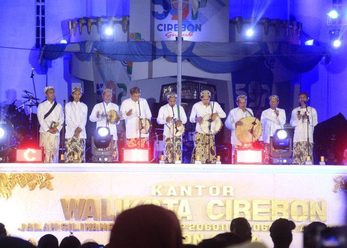 SENI TRADISIONAL: Penampilan seni tradisional Cirebon, menjadi bagian dari Malam Puncak Rangkaian Hari Jadi Cirebon Ke-597. Budaya Cirebon harus terus lestari.