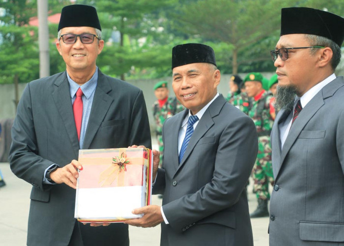 SIMBOLIS: Pj Walikota Agus Mulyadi secara simbolis, menyerahkan bendera merah putih kepada para Camat, Sabtu 1 Juni. Hal ini, bagian dari Gerakan Pembagian 10 Juta Bendera Merah Putih di Kota Cirebon.