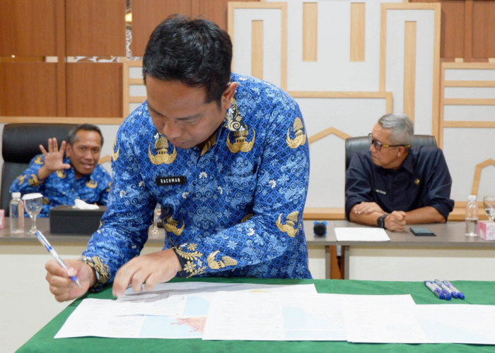 AKSELERASI: Kepala DPUTR Rachman Hidayat bersama tim, mengakselerasi tahapan sesuai ketentuan aturan yang berlaku. Saat sudah mendapatkan persetujuan substansi dari Menteri ATR/BPN, menuju penetapan menjadi Perda RTRW sudah dekat. 