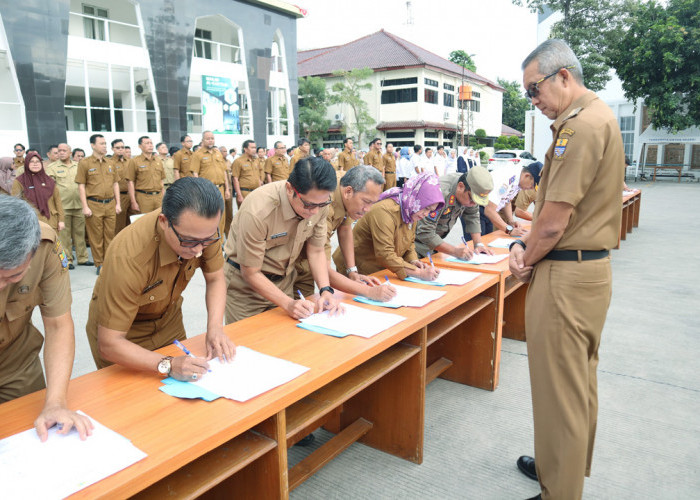 PAKTA INTEGRITAS: Pj Walikota Agus Mulyadi menyaksikan segenap Kepala Perangkat Daerah, menandatangani pakta integritas netralitas ASN selama rangkaian Pilkada 2024.