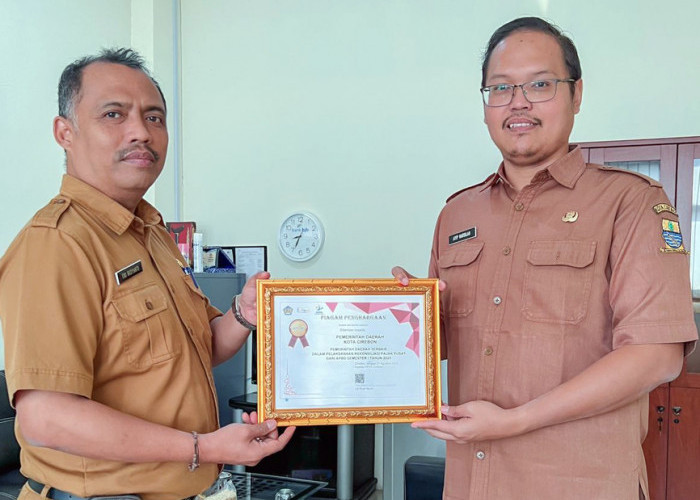 PRESTASI: Sekretaris BPKPD Eko Budiyanto bersama Kabid Perbendaharaan BPKPD Ayip Fitli Hardilah, usai menerima penghargaan dari KPPN. Berbagai prestasi yang diraih, menjadi semangat terbarukan untuk lebih meningkatkan kinerja BPKPD.