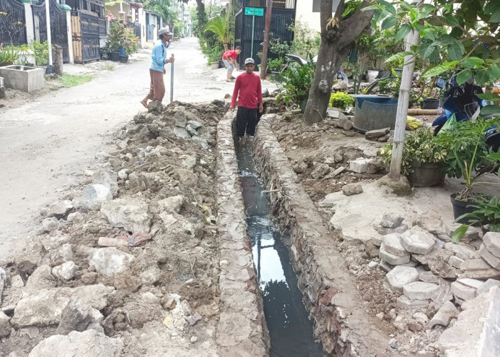 PERBAIKAN: Bidang Bina Marga DPUTR, memperbaiki drainase yang rusak di berbagai wilayah Kota Cirebon, secara bertahap berkelanjutan. Drainase baik, genangan air terkendali.