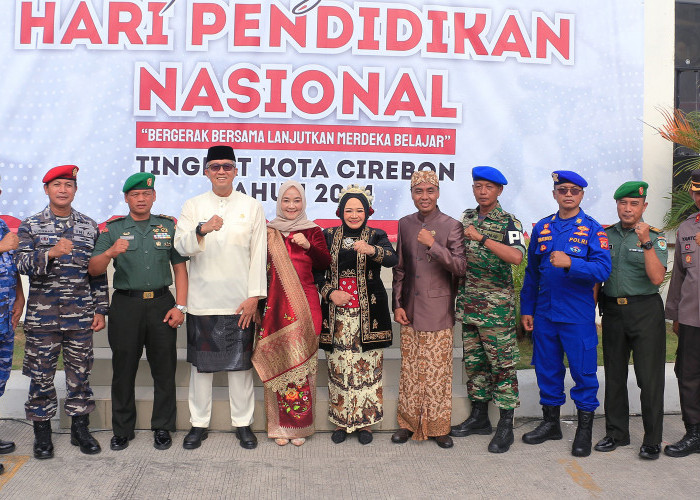 SINERGIS: Pj Walikota Agus Mulyadi dan Ketua DPRD Ruri Tri Lesmana, didampingi Kepala Disdik Kadini, foto bersama Forkopimda dalam upacara Hardiknas Tingkat Kota Cirebon.