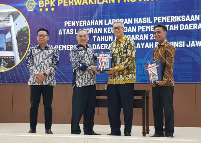 WTP: Pj Walikota Agus Mulyadi, menerima dokumen opini WTP dari Kepala BPK Perwakilan Jawa Barat Sudarminto Eko Putra. Raihan WTP ini menjadi yang kedelapan kali berturut-turut untuk Pemda Kota Cirebon. 