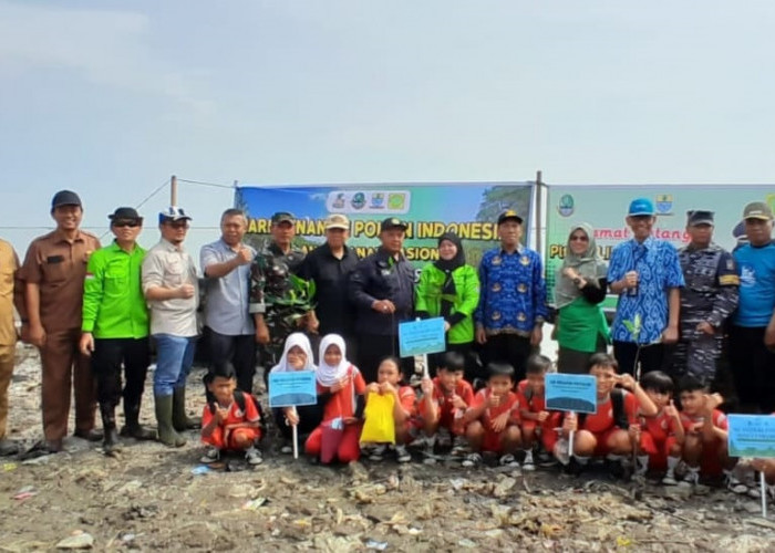 MANGROVE: Kepala DLH Yuni Darti dan berbagai pihak terkait, bersama-sama menanam mangrove, dalam rangka Hari Menanam Pohon Indonesia (HMPI) Tingkat Kota Cirebon.