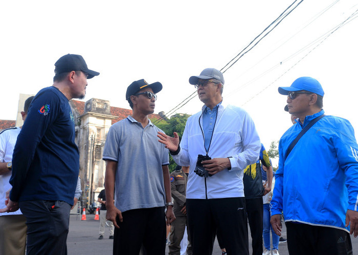 SINERGIS: Pj Walikota Agus Mulyadi berbincang akrab dengan Ketua DPRD Kota Cirebon Ruri Tri Lesmana. Sinergitas dan harmonisasi, menjadi acuan eksekutif – legislatif.
