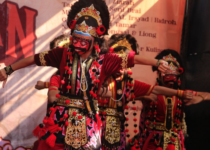 TARI TOPENG Tari Topeng Cirebon adalah salah satu bentuk seni tari tradisional yang warisan budaya kota Cirebon yang kaya akan sejarah dan tradisi.