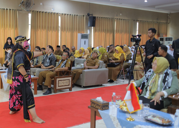 HAK ANAK: Delegasi Kaces menyaksikan seni tari dari pelajar Kota Cirebon. kegiatan ini, termasuk upaya pemenuhan hak anak, yang meliputi pendidikan dan kreatifitas.