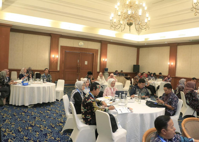 ANTUSIAS: Peserta pelatihan Projek Pengembangan Karakter Kebinekaan Global Pelajar Indonesia, antusias mengikuti kegiatan yang digelar dua hari, Jumat-Sabtu (7-8/6) di Hotel Santika Kota Cirebon.