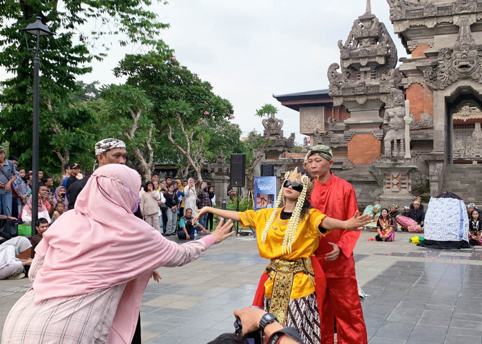 SINTREN: Pengunjung TMII melempar koin kepada sintren. Saat ada yang melempar koin, sintren pingsan. Dibangunkan kembali oleh pembimbingnya. Hal ini seni budaya Cirebon.