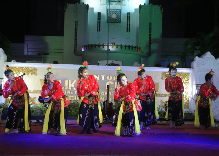 Tarian telik sandi ada sejak era Sunan Gunung Jati. Tarian para intelejen ini, menjadi warisan seni budaya Cirebon yang terus dilestarikan. 